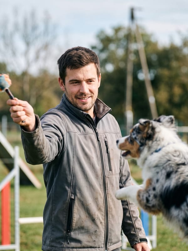Lukas Meier auf dem Trainingsplatz mit einem jungen Hund